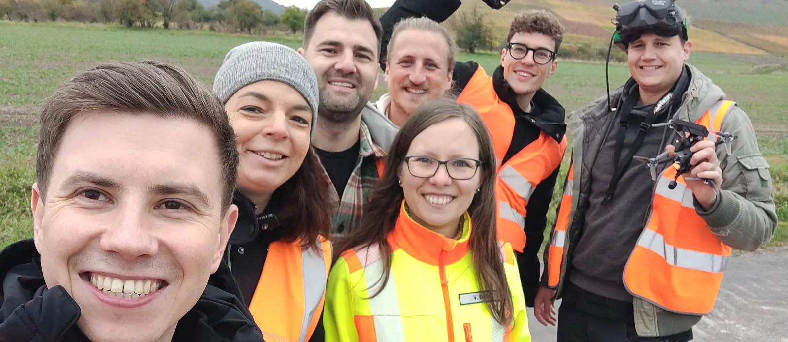 Das Team von LucidMedia gemeinsam mit den Mitarbeitenden eines Ingenieurbüros im Feld
