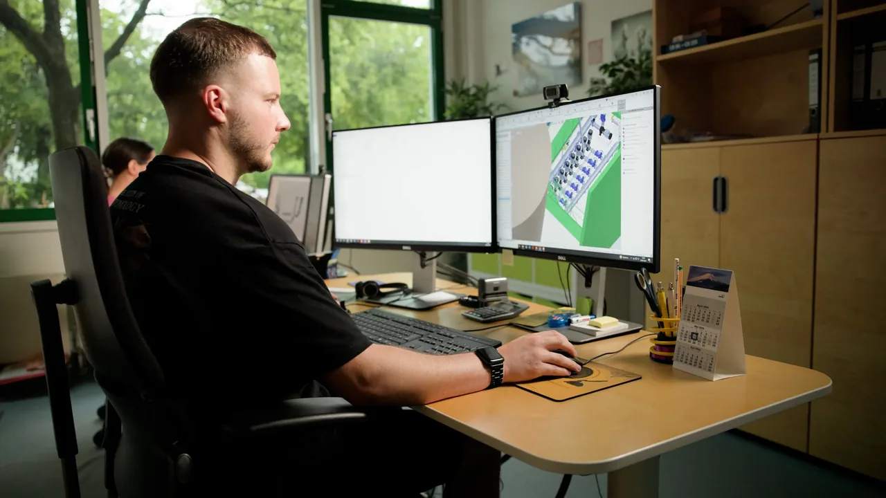 Technischer Zeichner der GfW am CAD-Arbeitsplatz