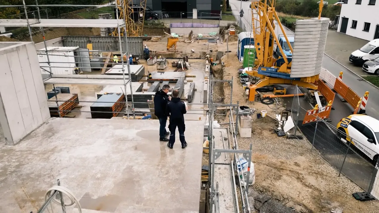 Zwei Techniker der Sterr GmbH im Anlagenraum