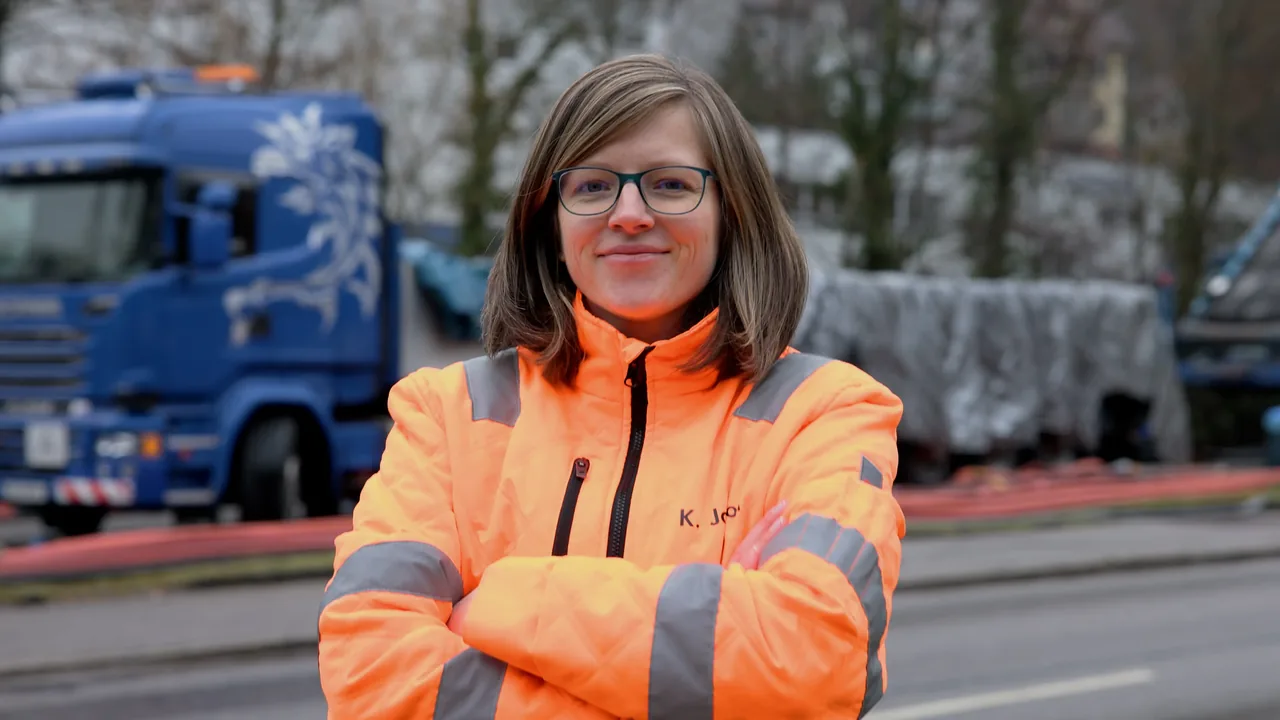 Ingenieurin von Vogel Ingenieure vor einem Einsatzfahrzeug